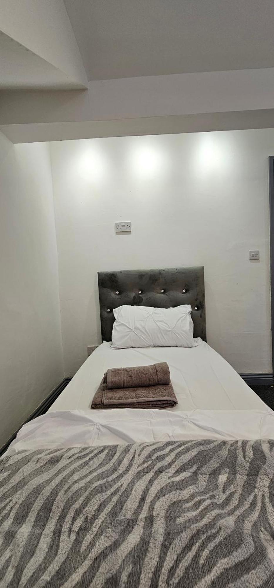 Luxury Four Bedroom House แบรดฟอร์ด ภายนอก รูปภาพ